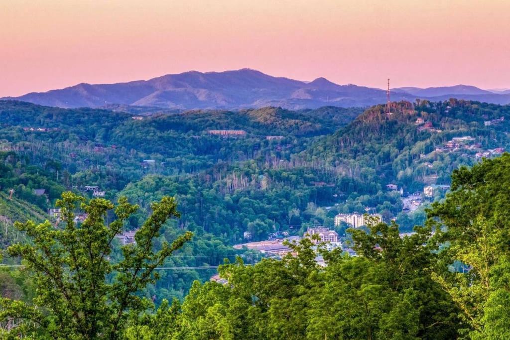 Вілла Mountain Bliss: Estate W/ Views~Firepit~Hot Tub~Gburg 5Min~3 Pools Гатлінбург Екстер'єр фото