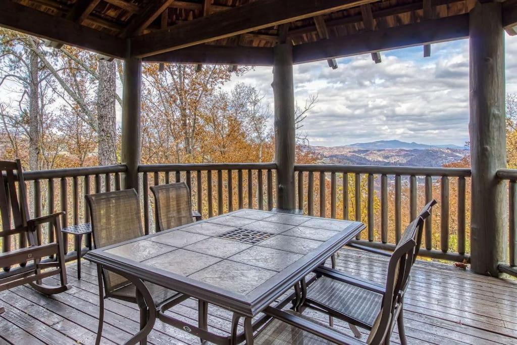 Вілла Mountain Bliss: Estate W/ Views~Firepit~Hot Tub~Gburg 5Min~3 Pools Гатлінбург Екстер'єр фото