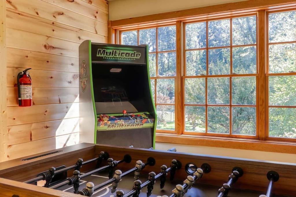 Вілла Mountain Bliss: Estate W/ Views~Firepit~Hot Tub~Gburg 5Min~3 Pools Гатлінбург Екстер'єр фото