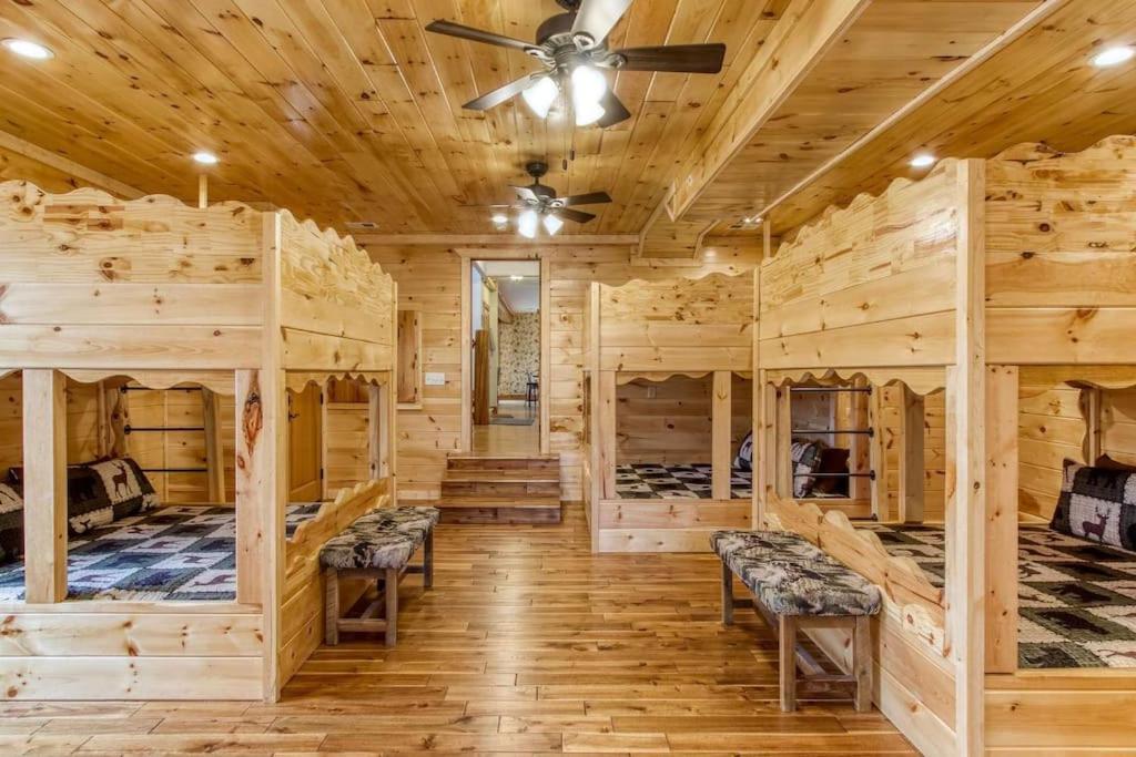 Вілла Mountain Bliss: Estate W/ Views~Firepit~Hot Tub~Gburg 5Min~3 Pools Гатлінбург Екстер'єр фото