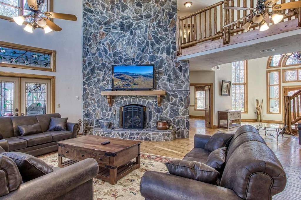 Вілла Mountain Bliss: Estate W/ Views~Firepit~Hot Tub~Gburg 5Min~3 Pools Гатлінбург Екстер'єр фото