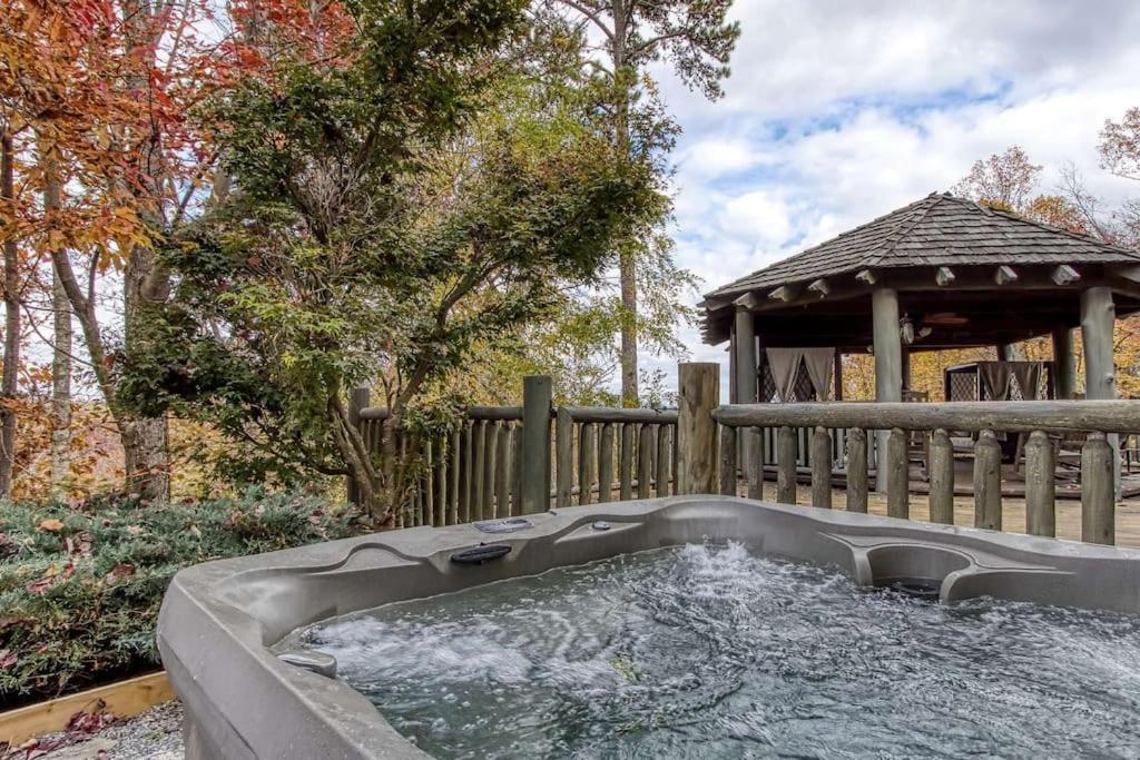 Вілла Mountain Bliss: Estate W/ Views~Firepit~Hot Tub~Gburg 5Min~3 Pools Гатлінбург Екстер'єр фото