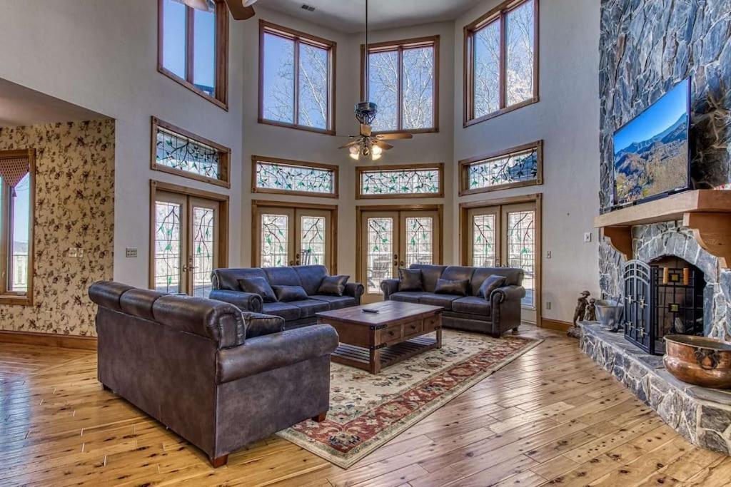 Вілла Mountain Bliss: Estate W/ Views~Firepit~Hot Tub~Gburg 5Min~3 Pools Гатлінбург Екстер'єр фото